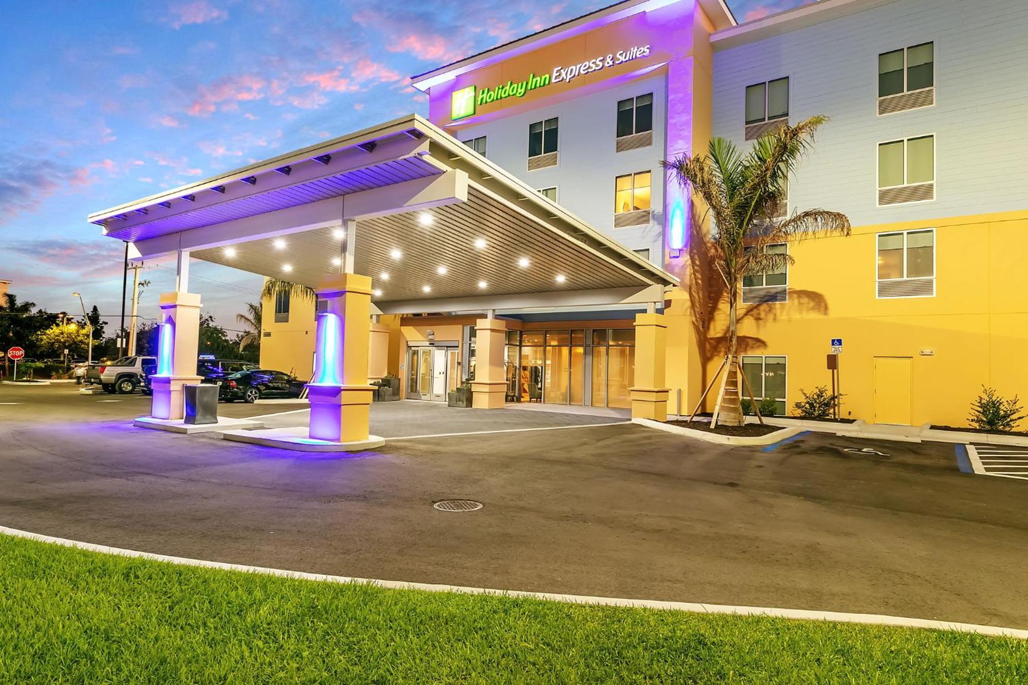 Holiday Inn Express And Suites - Nokomis - Sarasota South Exterior photo